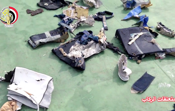 Los restos humanos del vuelo MS804 confirman una explosión a bordo