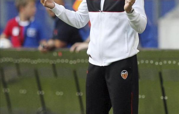 El entrenador del Valencia admite que "la coyuntura" empuja a buscar futbolistas como Canales