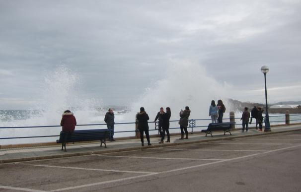 Las olas superan los 9 metros de altura en Santander