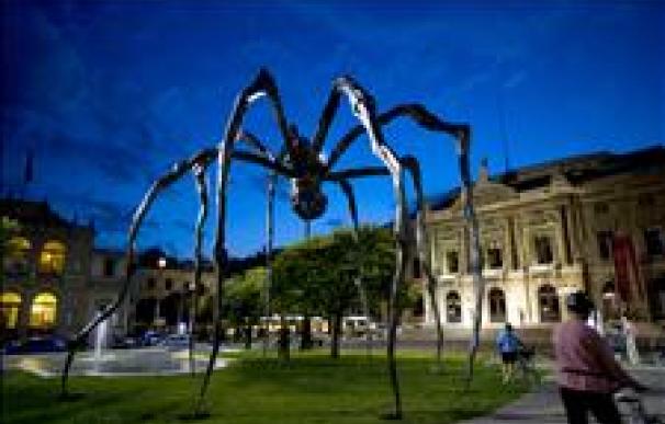 La araña gigante "Maman", de Louise Bourgeois, se pasea por Suiza