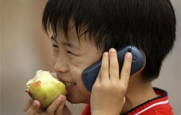 Un niño habla por móvil