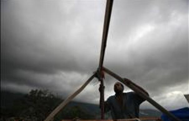 Haití declara alerta roja ante la llegada de la tormenta tropical "Emily"