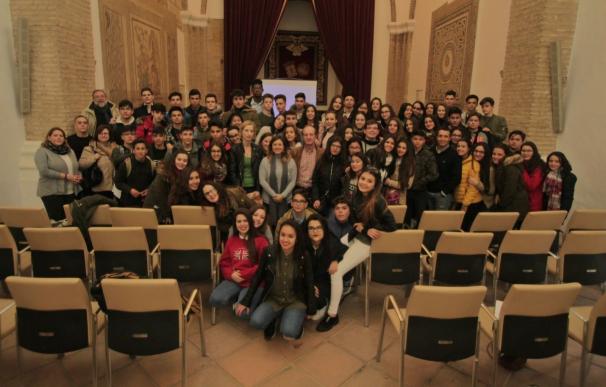 El Ayuntamiento recibe a escolares de Mérida premiados por crear buenas prácticas contra violencia de género