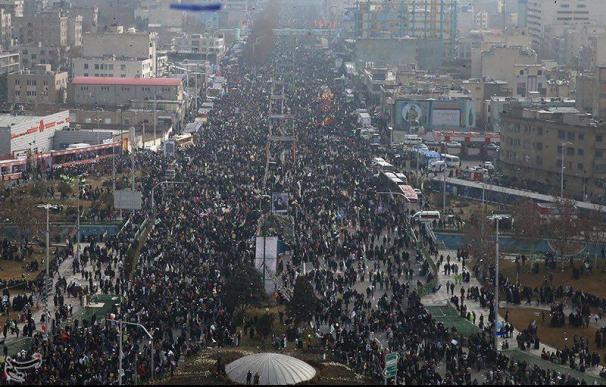 Millones de iraníes se manifiestan contra Trump en aniversario de la revolución