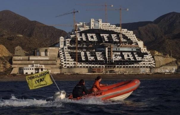 Greenpeace denuncia ante la Fiscalía a los alcaldes de Carboneras por la no demolición del Algarrobico