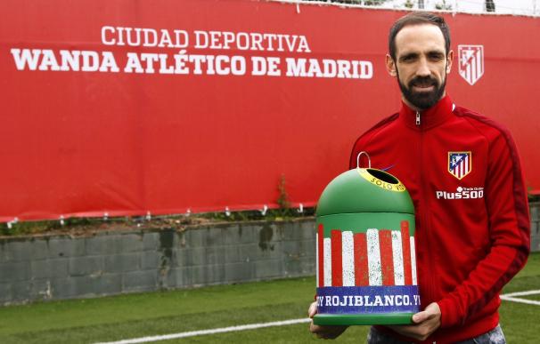 Los aficionados del Atlético de Madrid podrán reciclar vidrio en minicontenedores rojiblancos