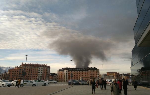 Un incendio de importantes dimensiones en un bazar chino de Oviedo obliga a desalojar tres edificios
