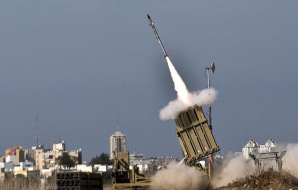 Lanzamiento de un interceptor del Iron Dome desde Ashdod para frenar un cohete lanzado desde la Franja de Gaza el 18 de noviembre de 2012. (AFP)