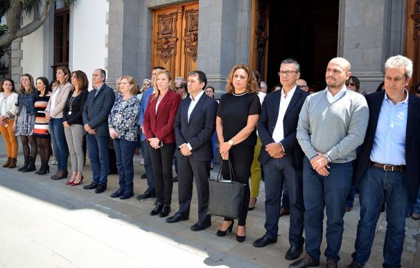 Ayuntamiento de Santa Cruz de Tenerife guarda un minuto de silencio por la mujer asesinada en Cuesta Piedra