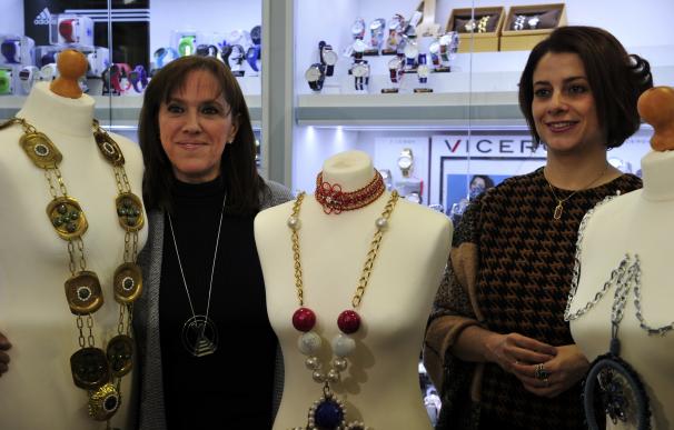 Teresa Fabregat elabora joyas con material reciclado para los gigantes de Teruel