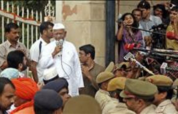 Hazare sale de la cárcel y lidera en Delhi una marcha para continuar su protesta