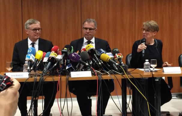 El CEO de Lufthansa, Casten Spohr (centro) y el CEO de Germanwings, Thomas Winkelman (izquierda), en una rueda de prensa para informar sobre el accidente.