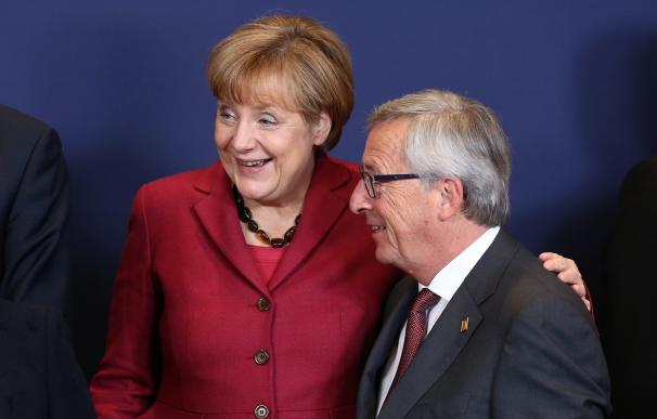 Angela Merkel, canciller alemana, junto a Jean Claude Juncker, presidente de la Comisión europea.
