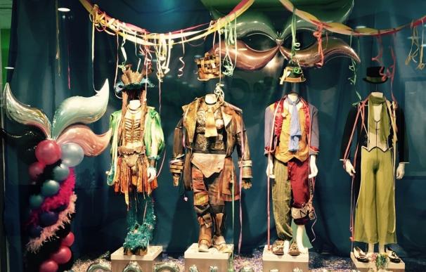 Bahía Sur acoge una exposición de trajes de agrupaciones premiadas en el carnaval de Cádiz