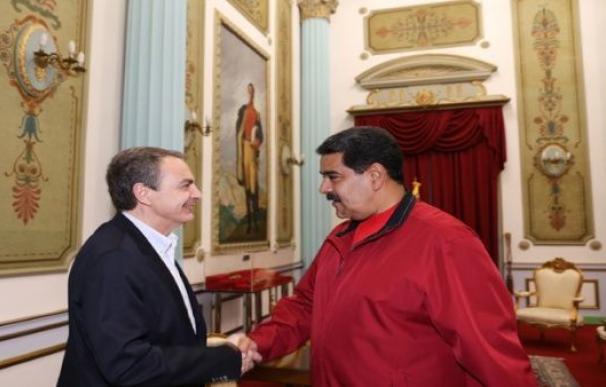 Maduro saluda a Zapatero en Miraflores.