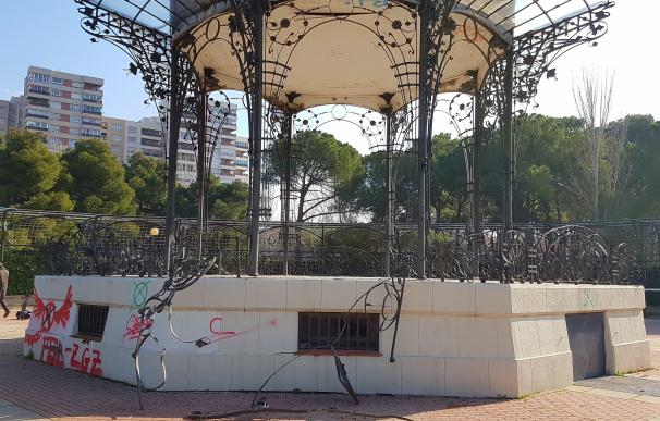 Cubero asegura que se reparará "con agilidad" el Quiosco de la Música vandalizado del Parque Grande