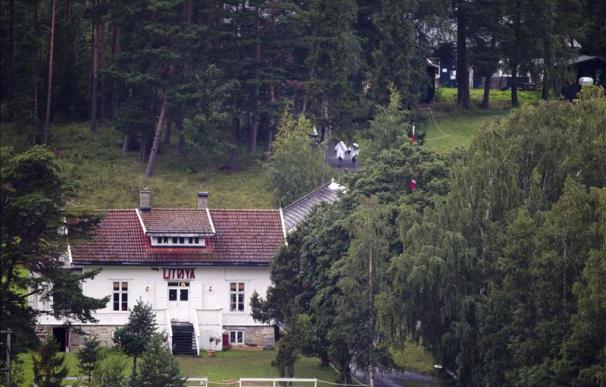 Las familias de las víctimas del doble atentado de Noruega visitan la isla