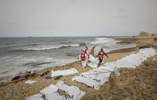 Hallan 74 cadáveres de migrantes que trataban de llegar a Europa en una playa de Libia