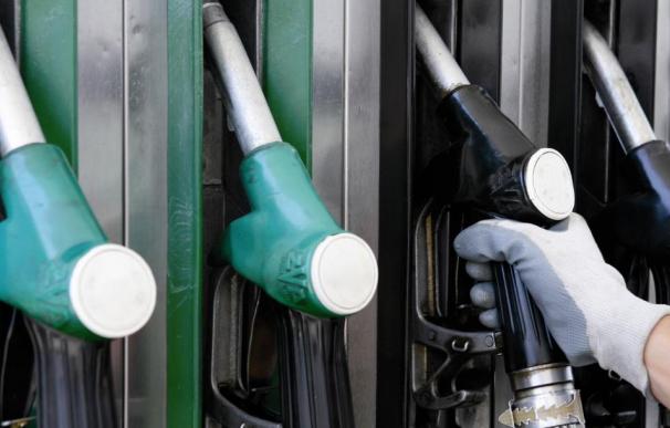 El precio de la gasolina vuelve a caer un 1,1% esta semana y se sitúa en mínimo de 2013.