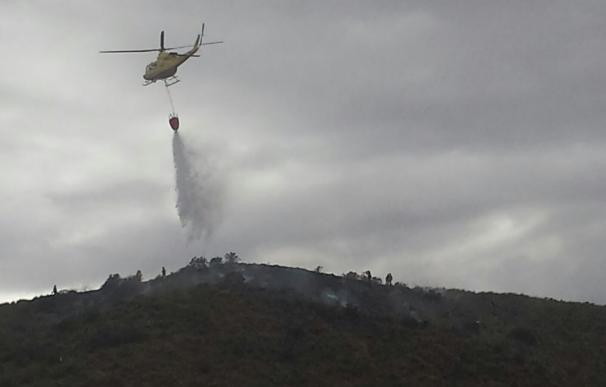 Controlado el incendio forestal en la Sierra de la Almenara (Lorca)