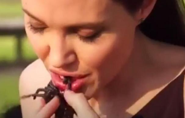 Angelina Jolie y sus hijos comen tarántulas y escorpiones en Camboya