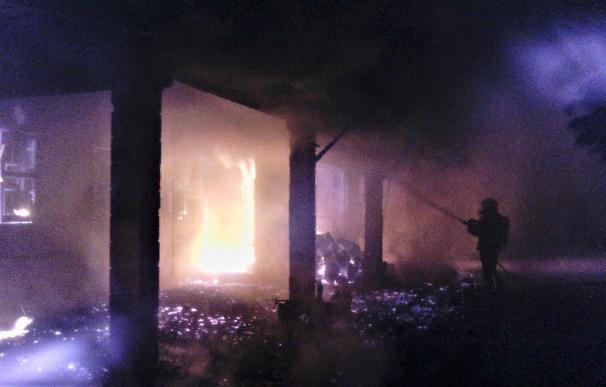 Bomberos del CEIS apagan el incendio en una vivienda en Aguaderas (Lorca)