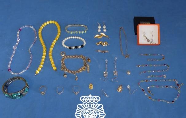 Detenida una empleada del hogar por robar joyas a la mujer a la que cuidaba en Salamanca