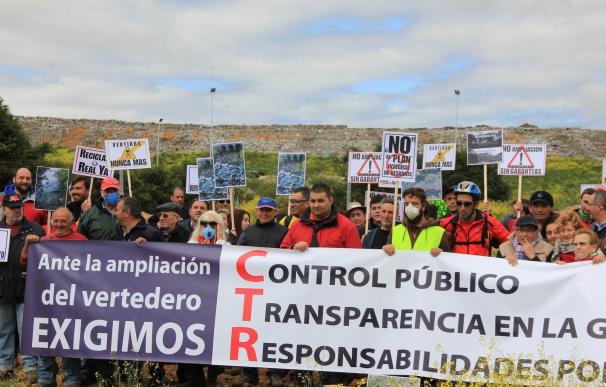 Vecinos de más de 15 pueblos se manifiestan para mostrar su rechazo a la ampliación del CTR de San Román (León)