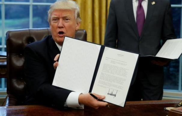 Trump ordena contratar a 15.000 nuevos agentes para acelerar las deportaciones