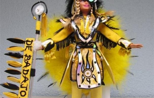 El Corte Inglés muestra una exposición de muñecas Barbie disfrazadas con trajes de comparsas del Carnaval de Badajoz