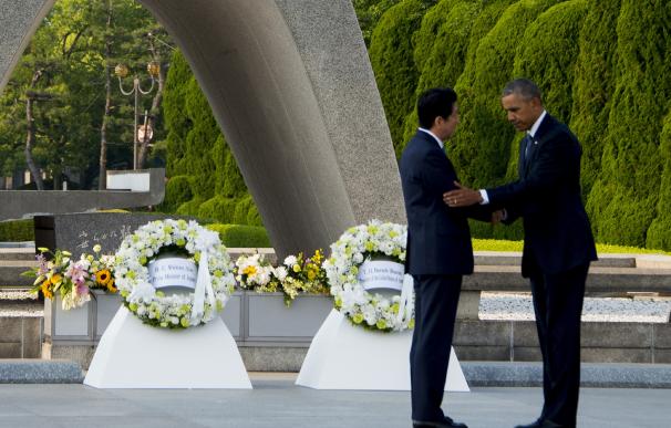 El presidente estadounidense, Barack Obama, y el primer ministro japonés, Shinzo Abe, se dan la mano después de poner coronas en el Parque Memorial de la Paz de Hiroshima. AFP