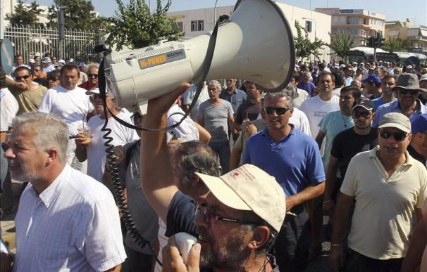 Los taxistas griegos deciden continuar la huelga iniciada el 11 de julio