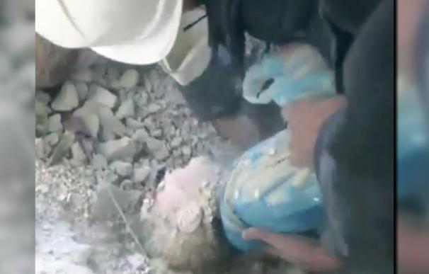 Sobrecogedor rescate de una niña entre los escombros tras un bombardeo en Siria