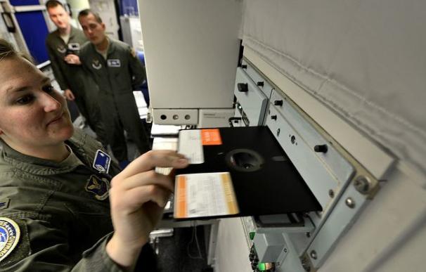 La teniente Katie Grimley de la Fuerza Aérea de EEUU inserta un floppy disk en un equipo de los años 70