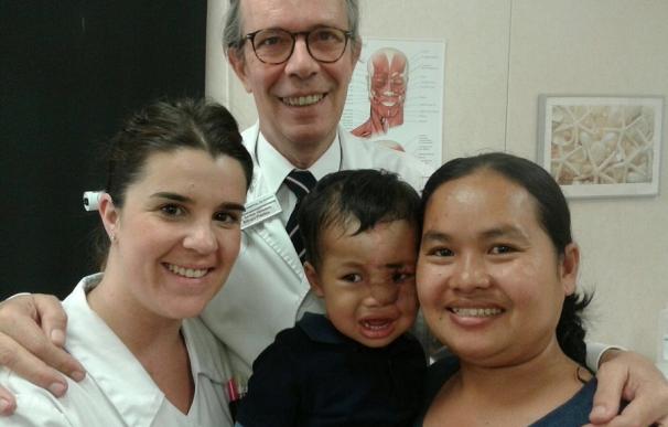 Un cirujano del CEU ha liderado un proyecto solidario para intervenir a un bebé camboyano