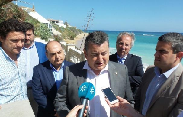 Sanz anuncia una inversión de más de 68.700 euros para obras de emergencia en la playa de Los Caños de Meca