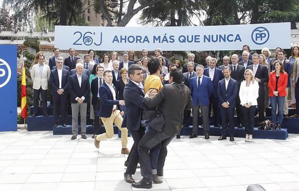 El espontáneo que ha irrumpido en el acto de Rajoy y le ha gritado: "Sois la mafia"
