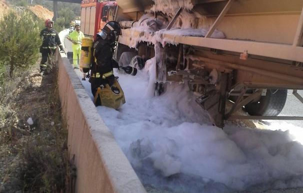 Bomberos sofocan las llamas de un camión incendiado que transportaba piensos en Minglanilla (Cuenca)