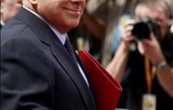 Berlusconi pide calma e insiste en la solidez política y económica de Italia