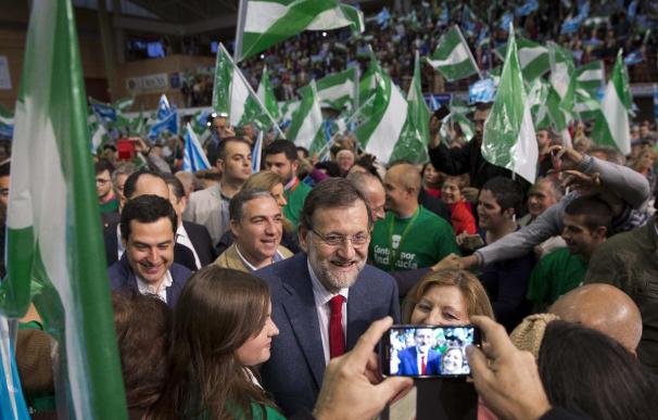 Rajoy llama a "no eternizar" a los socialistas en el poder y asegura que Díaz tiene "la maleta en la puerta"