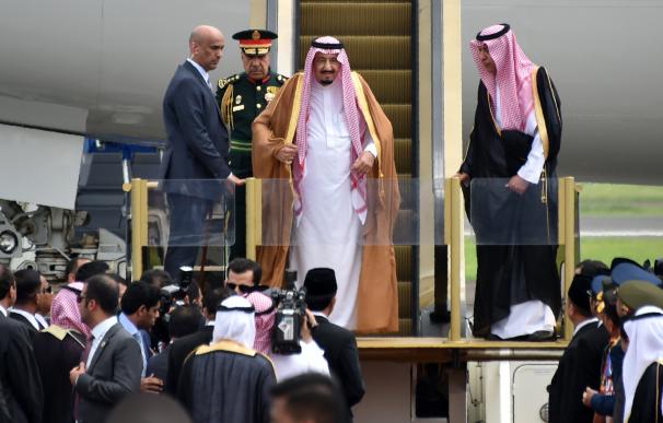 El rey de Arabia Saudita visita Indonesia con 460 toneladas de equipaje