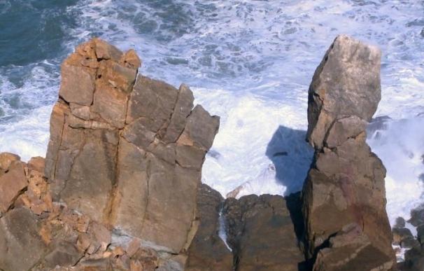 El temporal de olas derriba La Aguja de las Gaviotas, uno de los emblemas más significativos de la costa cántabra
