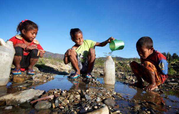 Cada minuto muere un niño por falta de acceso a agua potable, según Plan Internacional