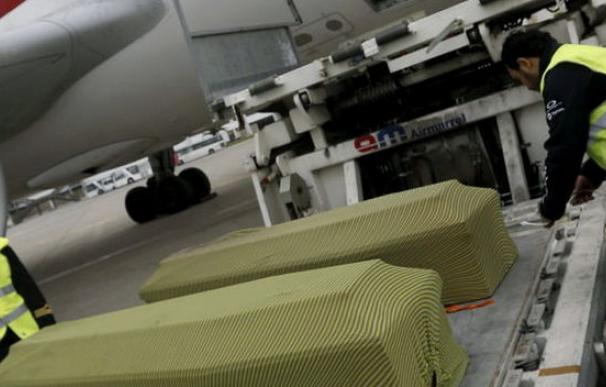 El avión con las víctimas españolas del atentado de Túnez llega a Barcelona