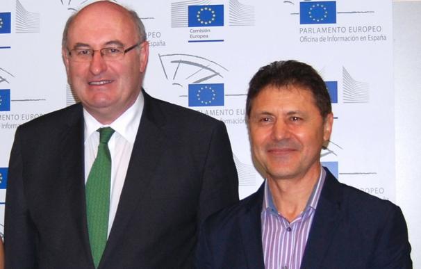 COAG entrega al Comisario europeo de Agricultura el informe de impacto de la macro-granja de Soria