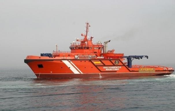 Salvamento Marítimo rescata a cuatro tripulantes de un buque en Ibiza tras un remolque de ocho horas