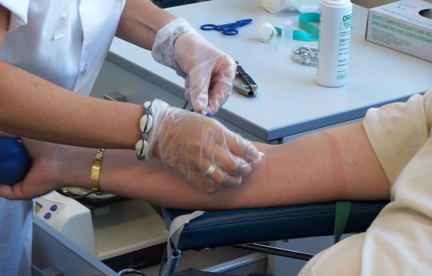 Los hospitales madrileños cambian su señalización para fomentar la donación de sangre entre los visitantes