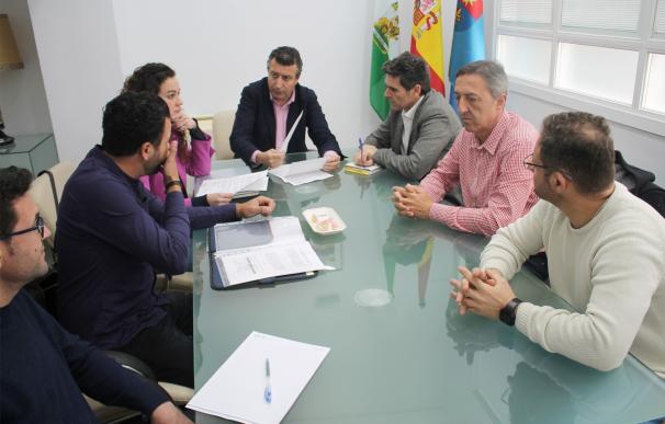 El alcalde de La Rinconada apoya a la plantilla de Alestis y pide "diálogo" a la empresa ante el ERE anunciado