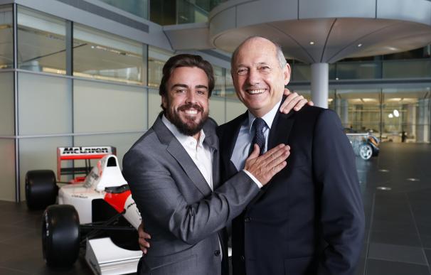 Ron Dennis junto a Fernando Alonso en la presentación del MP4-30