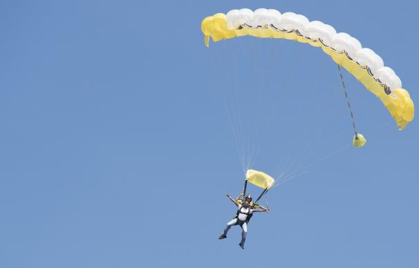 I Festival Aéreo del Aljarafe el 22 de mayo con saltos en paracaídas, ultraligeros y drones